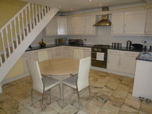 KITCHEN/DINING ROOM