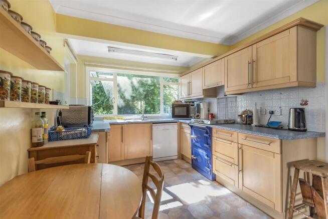4. Kitchen.jpg