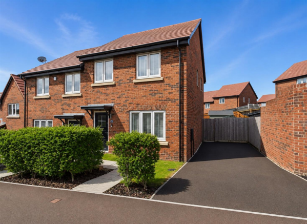 3-bed semi-detached on Bluebell Crescent, Brockworth, Gloucester, £315,000