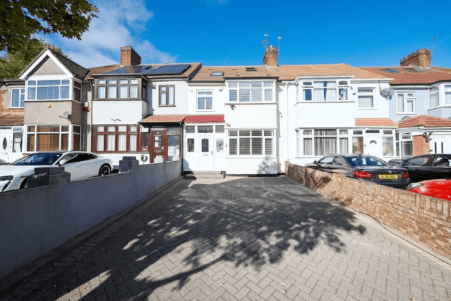 Four-Bedroom Mid-Terraced Family Home with Drivew