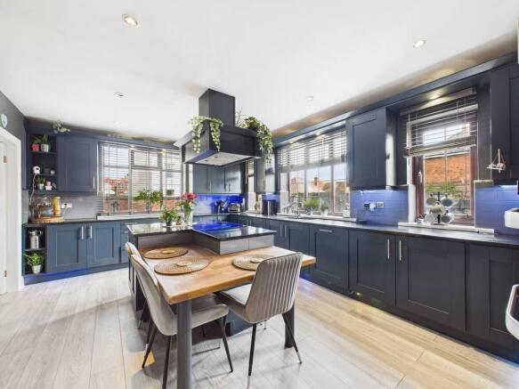 4 bed Detached for sale Image 4