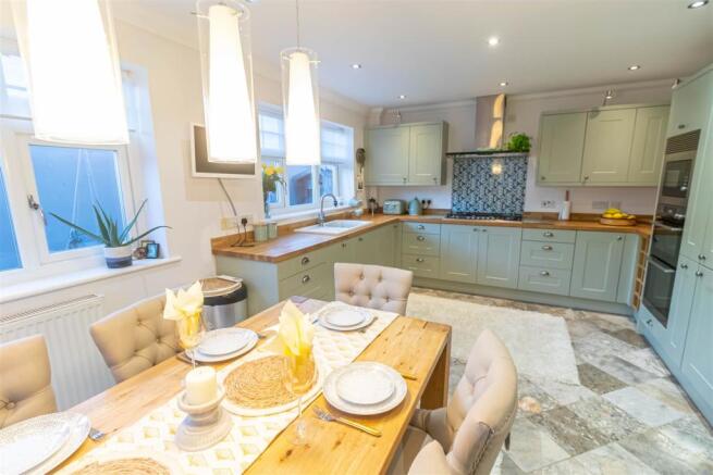 KITCHEN DINER
