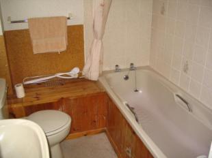 303966 Bathroom.05