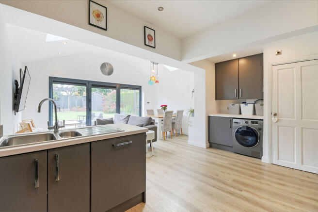3 bed Semi-Detached to rent Image 4