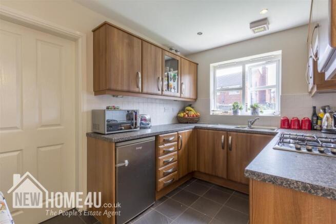 KITCHEN / BREAKFAST ROOM: