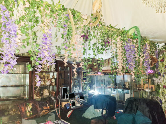 16 Holyrood Terrace, Tonypandy, CF40 2HP