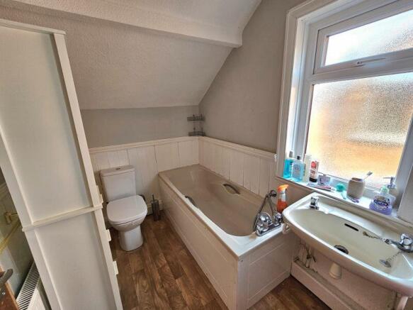 Bathroom (1st Floor)