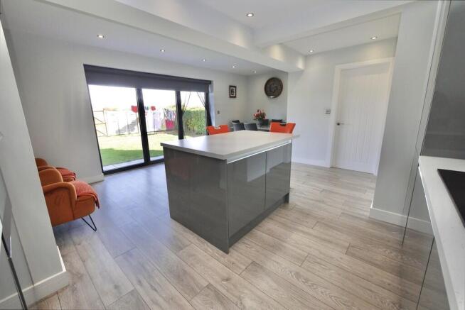 4 bed Detached for sale Image 8