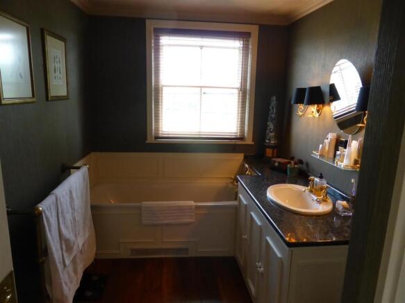 FAMILY BATHROOM