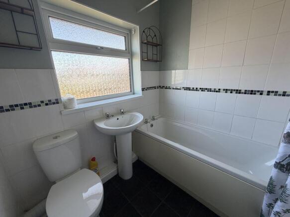 3 bed Semi-Detached to rent Image 10