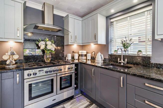 5 bed Detached for sale Image 7
