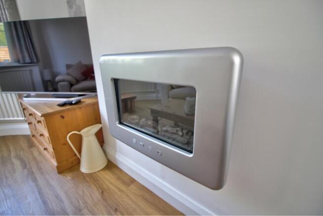Living flame gas fire