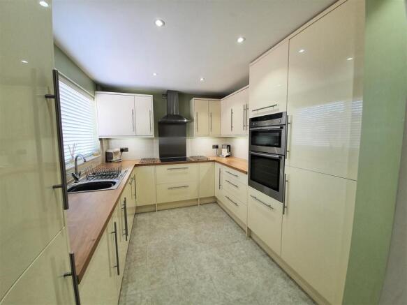 4 Chatsworth Crescent - kitchen.jpg