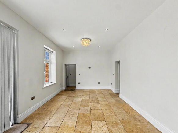 5 bed Detached for sale Image 12