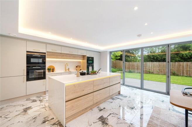 6 bed Detached for sale Image 8