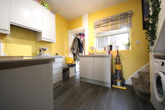 2 bed Terraced to rent Image 4