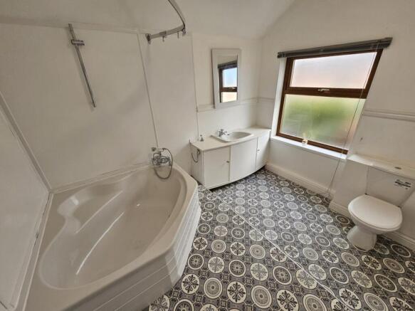 3 bed House to rent Image 4