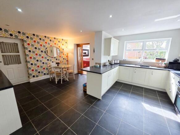 5 bed Detached for sale Image 4