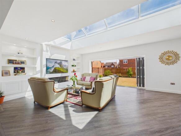 5 bed Detached for sale Image 8