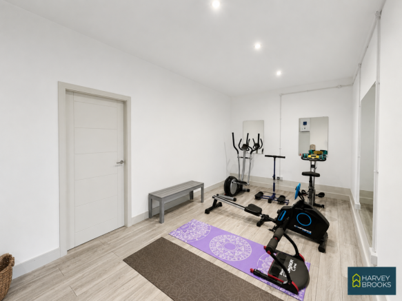 5 bed Detached for sale Image 11