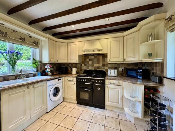 5 bed Detached for sale Image 10
