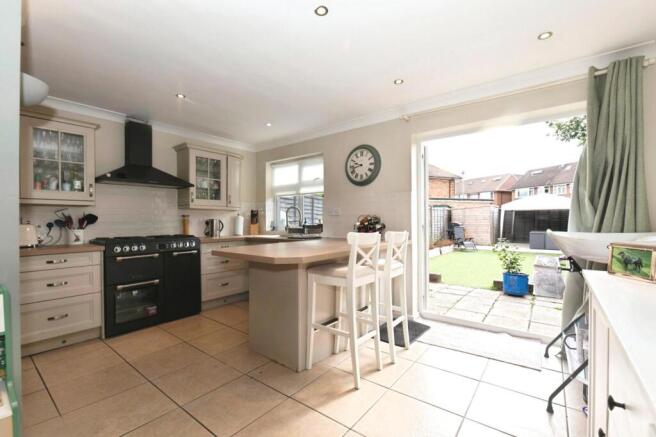 Cheshire Gardens, Chessington, KT9 photo 4