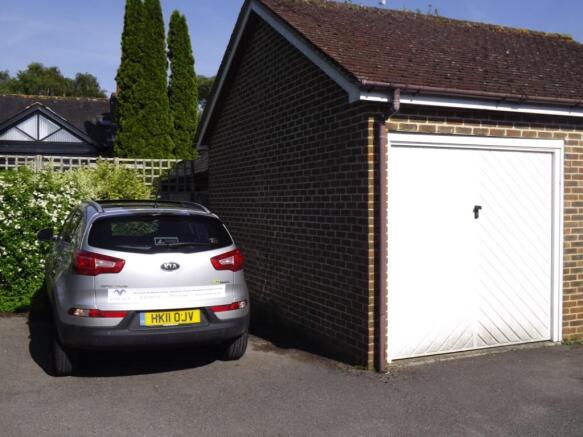 Garage plus parking