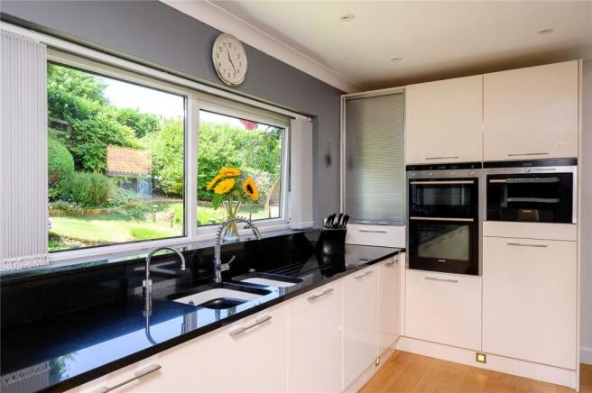5 bed Detached for sale Image 8