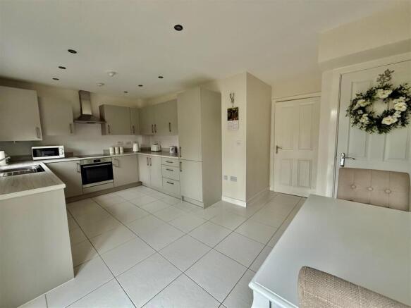 3 bed Semi-Detached for sale Image 7