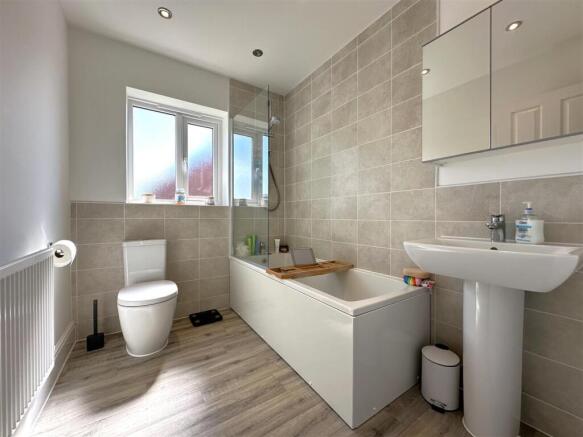 Family Bathroom 864