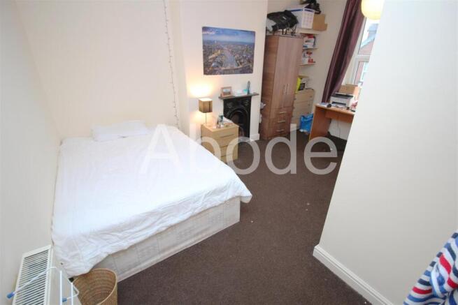 4 bed House to rent Image 11