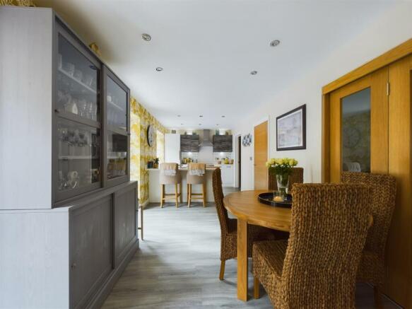 KITCHEN/DINING ROOM