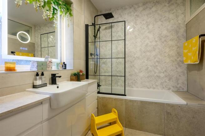 5 bed Semi-Detached to rent Image 12