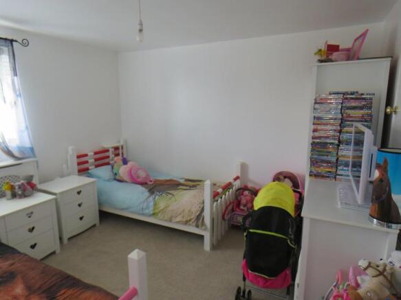 bedroom 1.JPG