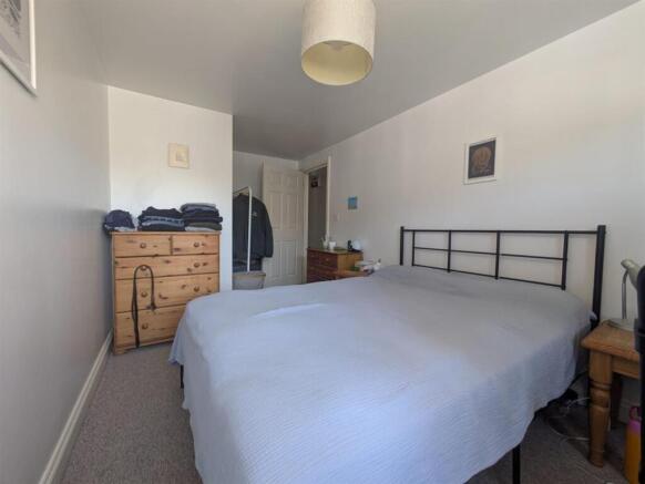 Bright and tidy double bedroom with ample stora...