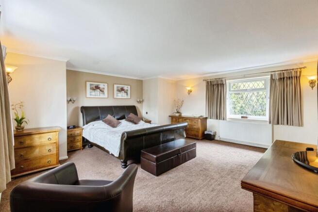4 bed Detached for sale Image 10