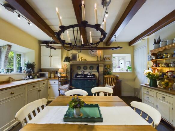 7 bed Detached for sale Image 8