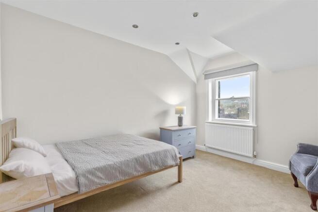 3 bed Apartment for sale Image 12
