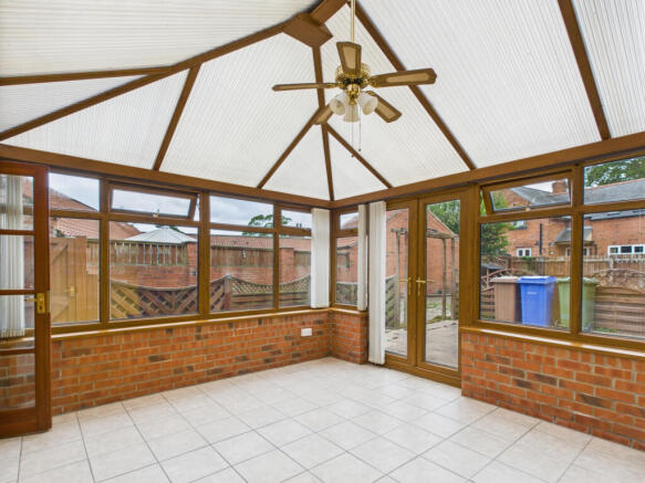 4 bed House to rent Image 5