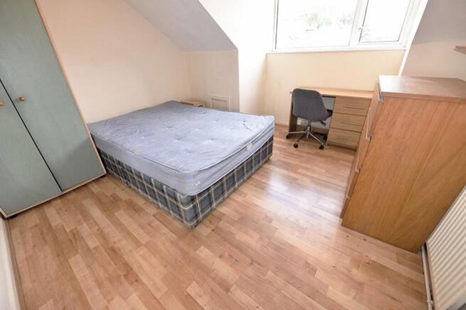 4 bed House to rent Image 8