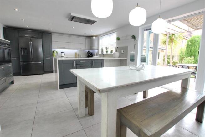 5 bed Detached for sale Image 11