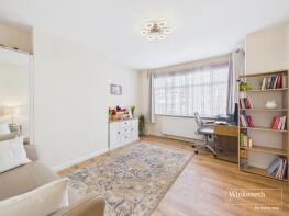 17a, Oak Tree Dell, London NW9 0AB