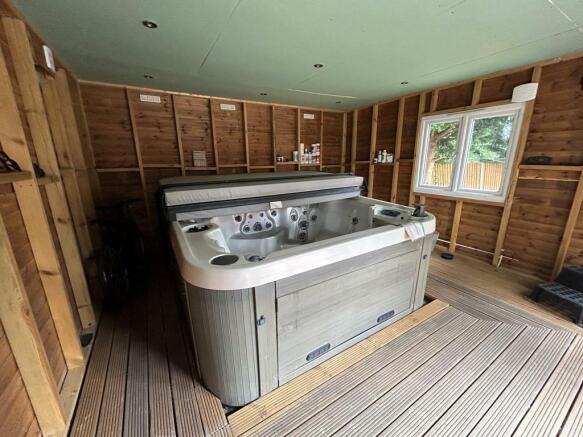 HOT TUB CABIN