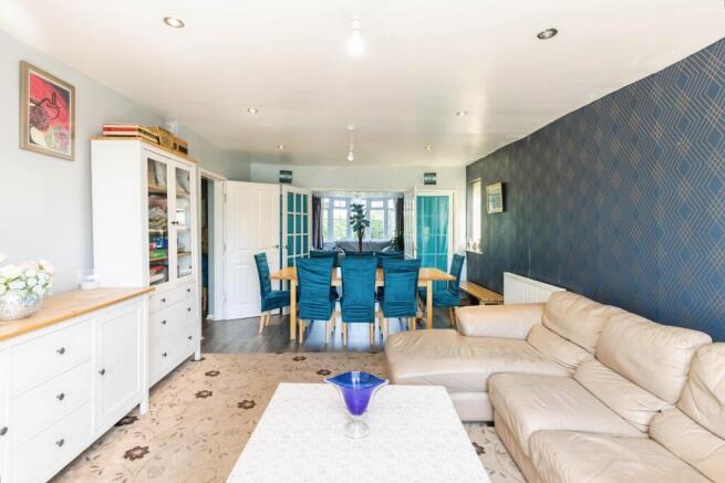6 bed Detached for sale Image 11