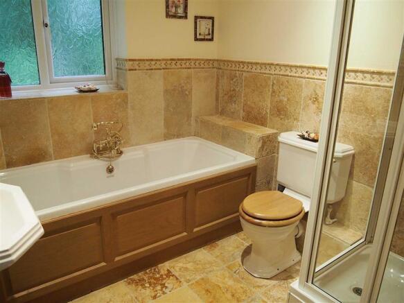 FAMILY BATHROOM/SHOW