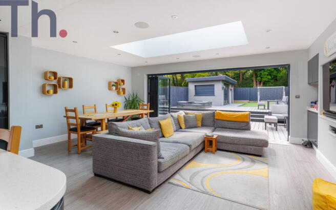 Lounge & Dining Areas