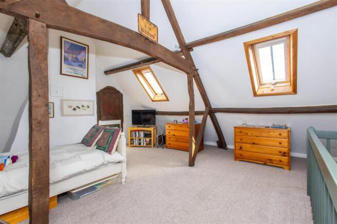 5 bed Detached for sale Image 8