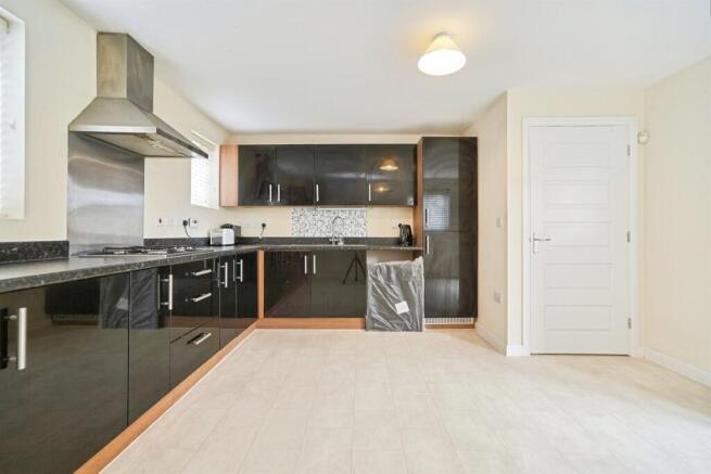 4 bed Detached for sale Image 6