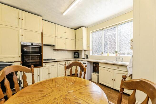 4 bed Semi-Detached for sale Image 4