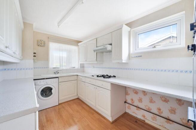 Headley Grove, Tadworth, KT20 photo 3